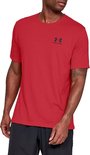 Man met zwarte korte broek en rood sportshirt van Under Armour.