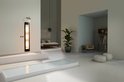 Moderne badkamer met een verlichte Sunshower aan de muur, naast een douchekop en bedieningsknoppen.