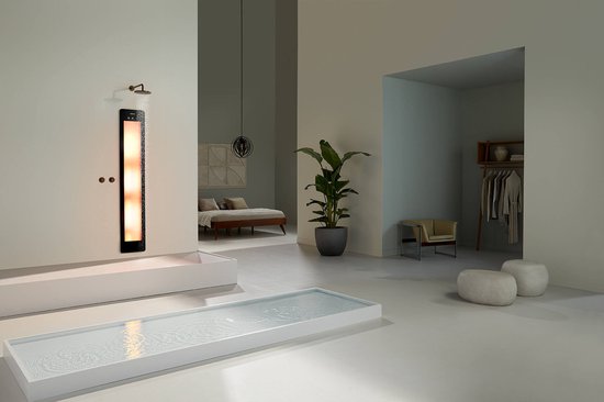 Moderne badkamer met een verlichte Sunshower aan de muur, naast een douchekop en bedieningsknoppen.