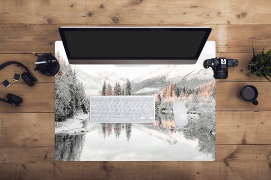 Muismat XXL 80x60 cm - Bureau onderlegger - Bureau mat Natuur - Winter - Bomen - Bergen - Sneeuw - Bureaumat - Gaming mousepad xl - Bureaulegger groot - Computer deskmat