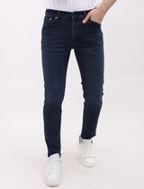 Man draagt een donkerblauwe spijkerbroek met regular fit.