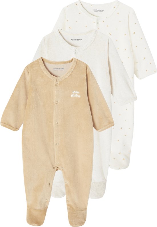 Trois bodies pour bébé : un beige "mon chaton", un crème uni, et un crème à étoiles et lunes.