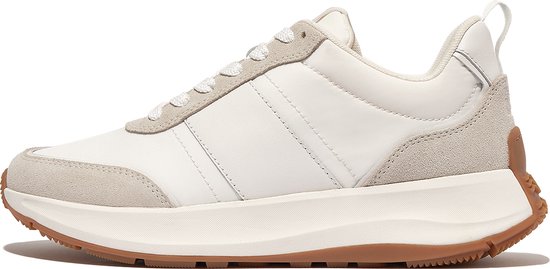 Sneaker blanche avec accents en suède beige et semelle extérieure en caoutchouc brun.