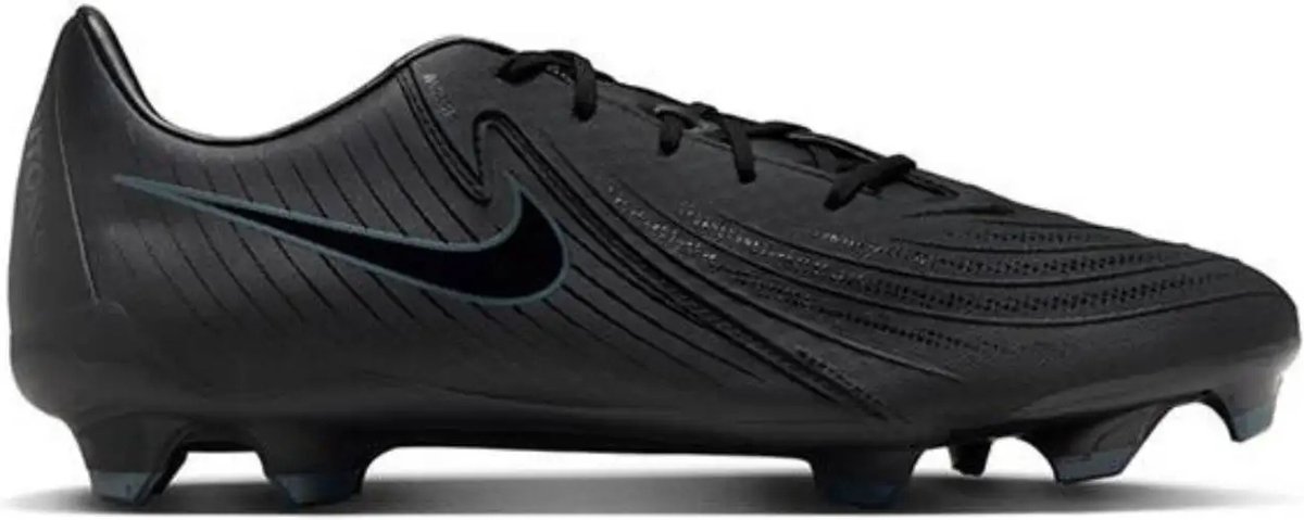 Nike Phantom GX II Academy FG/MG voetbalschoenen in zwart, maat 38, met gestroomlijnd ontwerp en zwarte swoosh.