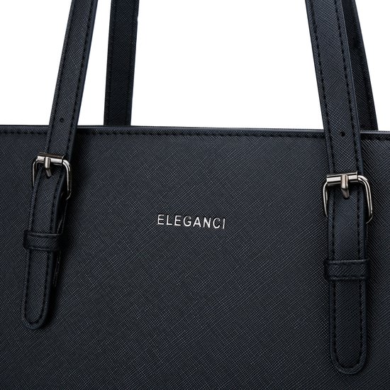 Close-up van de zilverkleurige gespen en het Eleganci logo op de zwarte shopper.