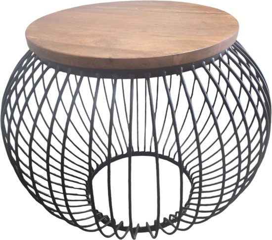 Salontafel met houten blad en bolvormig, zwart draad-onderstel.