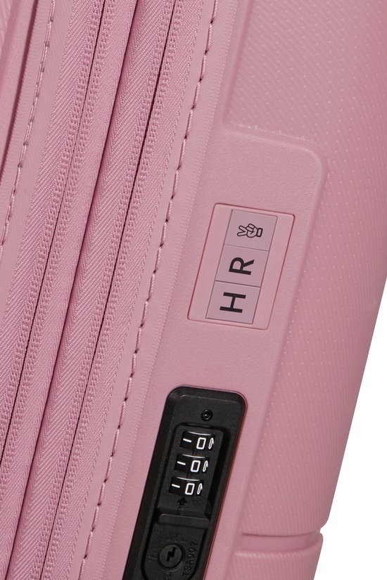Roze koffer met TSA-slot en de initialen "HR" met een handje.