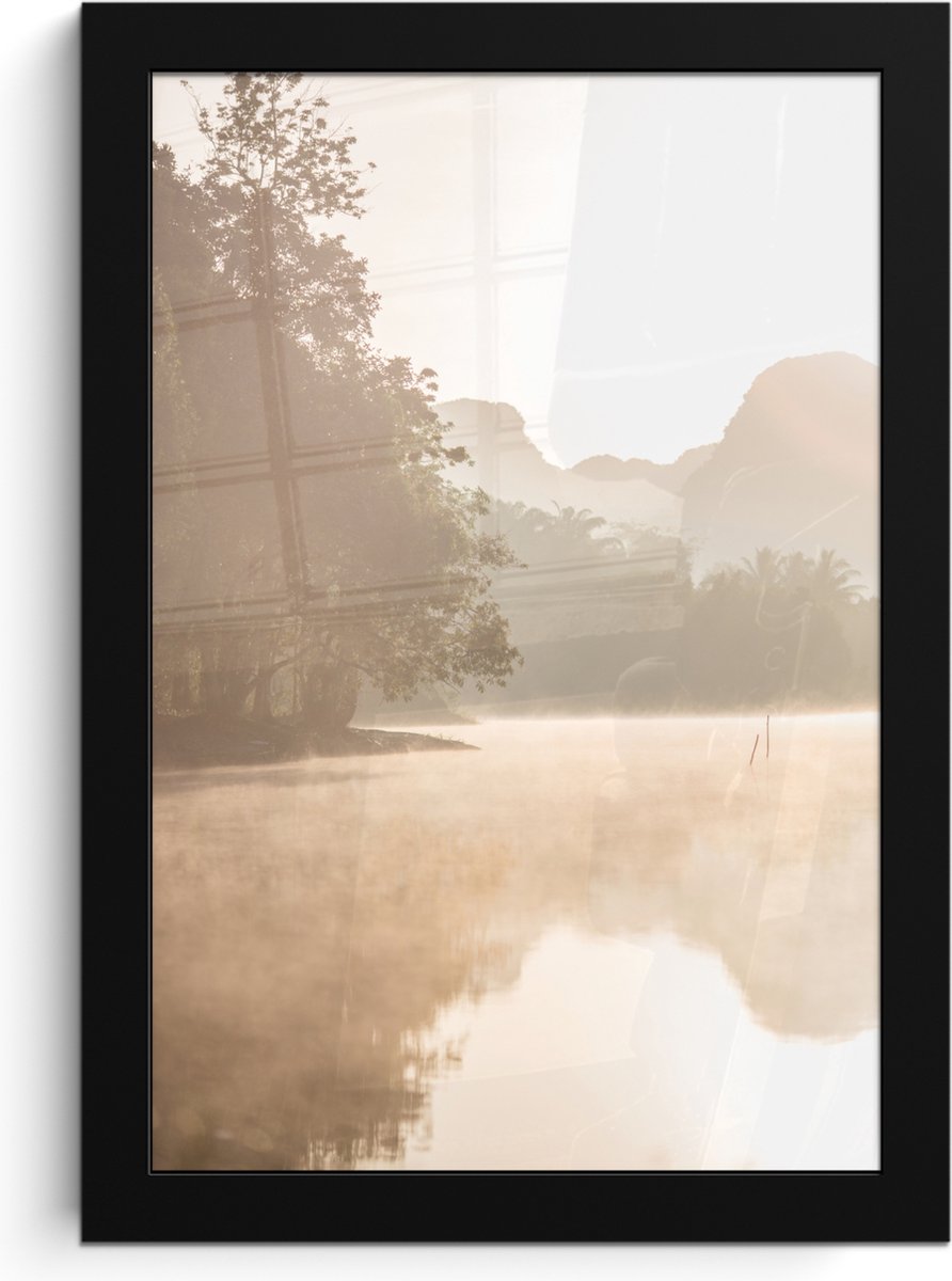 FrameYourWall Poster in lijst - Fotolijst 20x30 cm - Posters - Landschap - Bos - Water - Mist - Beige - Posterlijst zwart - Wanddecoratie badkamer - Muurdecoratie WC - Decoratieve accessoires - Toilet muur decoratie Beige - Landschap