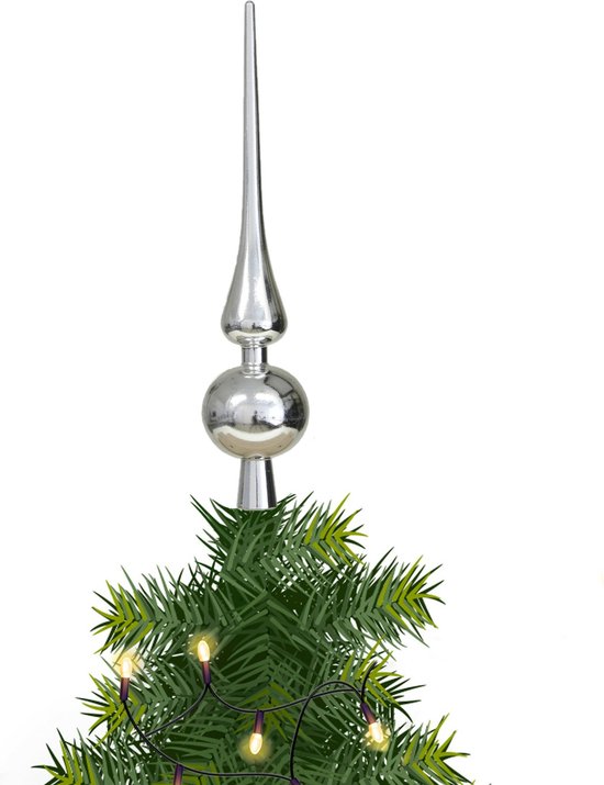 Zilveren kerstboom piek met bol en spitse top op een kerstboom met lampjes.