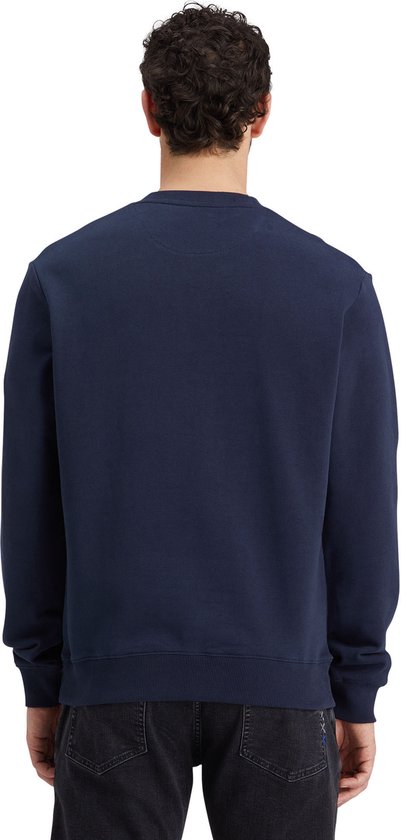 Man met donkerblauwe sweater, zichtbaar van achteren.