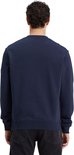 Man met donkerblauwe sweater, zichtbaar van achteren.