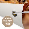 Detail van een tuinposter met een egeltje en tekst 'Makkelijk op te hangen door de handige ringen'.