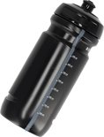 Zwarte sportfles van 600 ml met maatstreepjes (tot 450 ml), gedraaid op zwarte achtergrond.