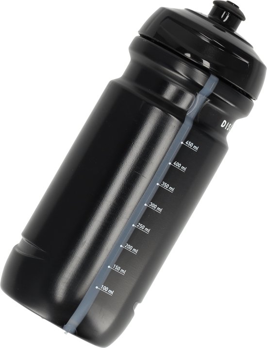 Zwarte sportfles van 600 ml met maatstreepjes (tot 450 ml), gedraaid op zwarte achtergrond.