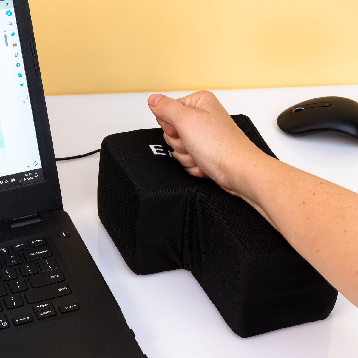 MikaMax Enter Knop XXL - Anti Stress Kussen - USB Aansluiting - Werkt Als een Echte Enter Knop - 5.5 x 20 x 10 cm - Zwart