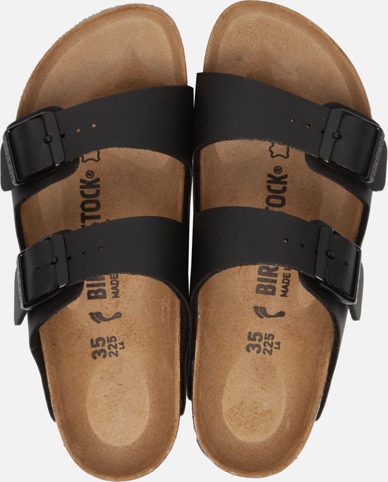 Bovenaanzicht van een paar zwarte Birkenstock Arizona slippers.