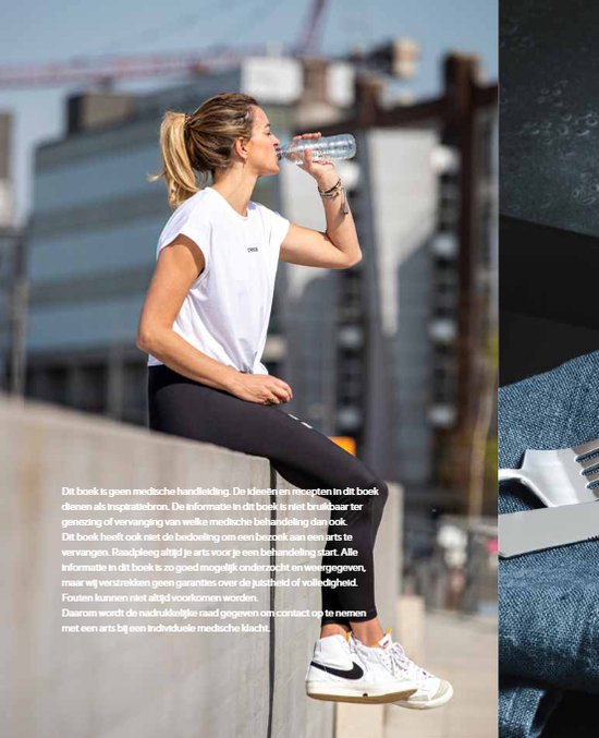 Vrouw met blonde staart in witte top en zwarte legging drinkt water.