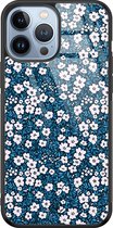 Casimoda® hoesje - Geschikt voor iPhone 13 Pro Max - Bloemen Blauw - Luxe Hard Case Zwart - Backcover telefoonhoesje - Blauw