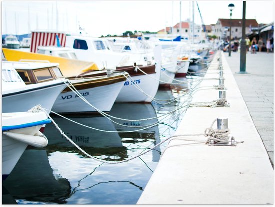 WallClassics - Poster Glanzend – Boten in Haven - 80x60 cm Foto op Posterpapier met Glanzende Afwerking