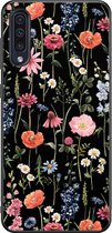 Leuke Telefoonhoesjes - Hoesje geschikt voor Samsung Galaxy A50 - Dark flowers - Backcover zwart - Bloemen - Zwart