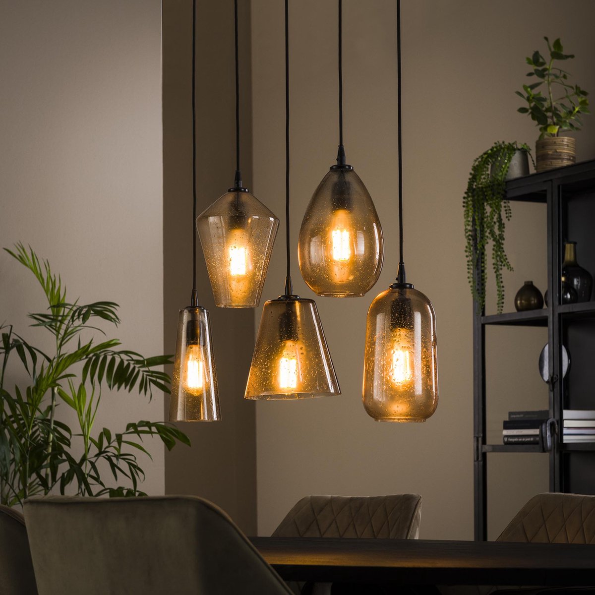 Hanglamp Stone Glass mix | 5 lichts | 96 cm breed | tot 150 cm in hoogte verselbaar | amber / bruin / zwart | landelijk / modern design
