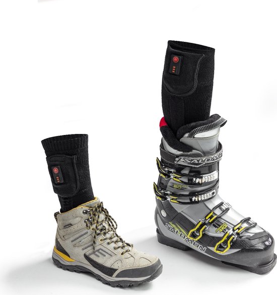 Zwarte verwarmde sok in een wandelschoen en een ski-schoen, beide met bedieningspaneel.