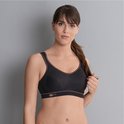 Model van voren in zwarte sportbeha met koperkleurige biezen en Anita Active logo.