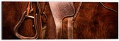 WallClassics - Dibond - Foto van een Zadel op een Paard - 60x20 cm Foto op Aluminium (Wanddecoratie van metaal)