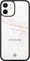 Casimoda® hoesje - Geschikt voor iPhone 12 Mini - C'est La Vie - Luxe Hard Case Zwart - Backcover telefoonhoesje - Bruin/beige
