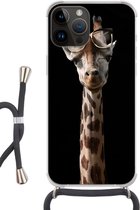 Geschikt voorApple Iphone 14 Pro Max - Crossbody Case - Giraffe - Bril - Zwart - Siliconen - Crossbody - Backcover met Koord - Telefoonhoesje met koord - Hoesje met touw