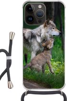Geschikt voorApple Iphone 14 Pro - Crossbody Case - Wolf - Baby - Bos - Siliconen - Crossbody - Backcover met Koord - Telefoonhoesje met koord - Hoesje met touw