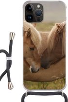Geschikt voorApple Iphone 14 Pro Max - Crossbody Case - Paarden - Gras - Bruin - Siliconen - Crossbody - Backcover met Koord - Telefoonhoesje met koord - Hoesje met touw