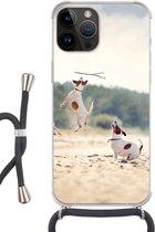 Telefoonhoesje Geschikt voorApple Iphone 14 Pro Max - Hond - Tak - Zand - Siliconen - Crossbody - Backcover met Koord - Telefoonhoesje met koord - Hoesje met touw