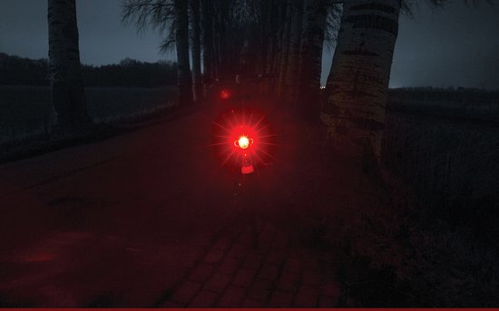 AXA Spark Battery Achterlicht - LED Fietsverlichting op Batterij - 500 m Zichtbaarheid - 100 uur - 50–80 mm Montage - Zijzicht van AXA — afbeelding 5