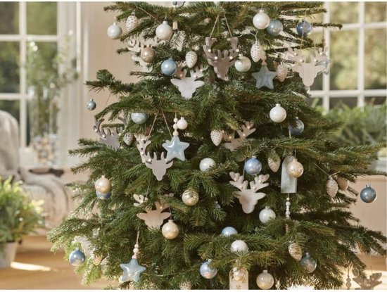 Gedecoreerde kerstboom met ronde, blauwe en witte kerstballen, sterren en herten.