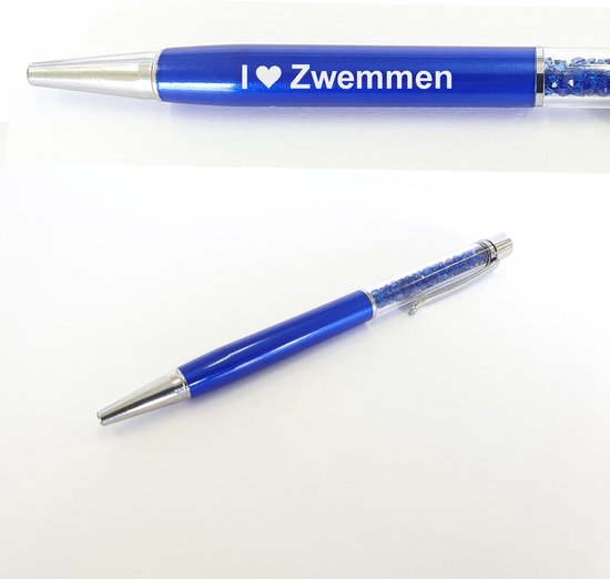 Stylo bleu avec clip et capuchon argentés, rempli de cristaux bleus. Texte : I love Zwemmen.