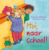 Een meisje met blonde staartjes hangt een rode jas op. Een jongen met krullen kijkt om de hoek. Een teddybeer zit op de grond. Titel: 'Hoi, naar school!'