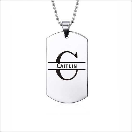 Pendentif médaille militaire argenté avec initial C et prénom 'Caitlin' au centre.