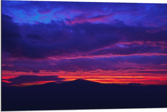 WallClassics - Dibond - Geleurde Zonsondergang achter Heuvel - 90x60 cm Foto op Aluminium (Met Ophangsysteem)