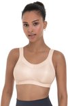 Model draagt een beige sportbeha met Anita Active-logo op de band.