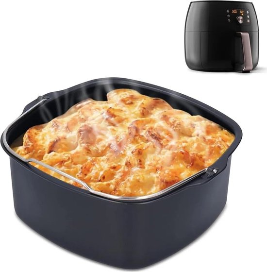 Zwarte airfryer met mand vol gestoomde aardappelen met kaas.
