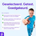 Man wijst naar de camera, met tekst over de plus- en minpunten van het hoesje.