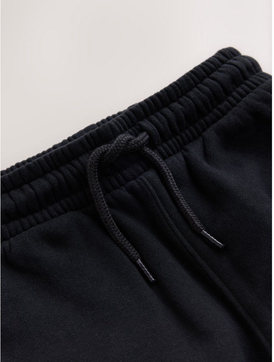 Zwarte joggingbroek met trekkoord en elastische tailleband.