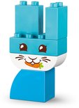 Blauwe DUPLO-stenen vormen een konijn met witte snuit, ogen, wortel en blauwe romp.