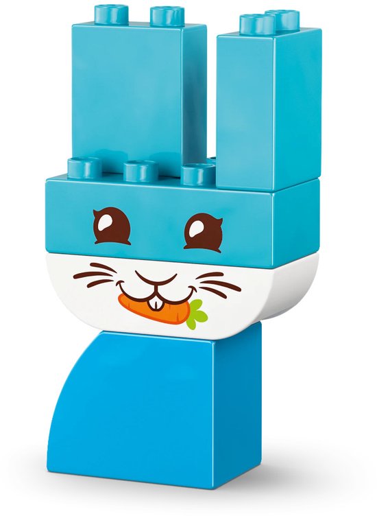 Blauwe DUPLO-stenen vormen een konijn met witte snuit, ogen, wortel en blauwe romp.