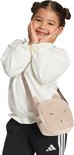 Meisje met een beige teddy tasje in de vorm van een schaapje, draagt een witte trui en zwarte broek.