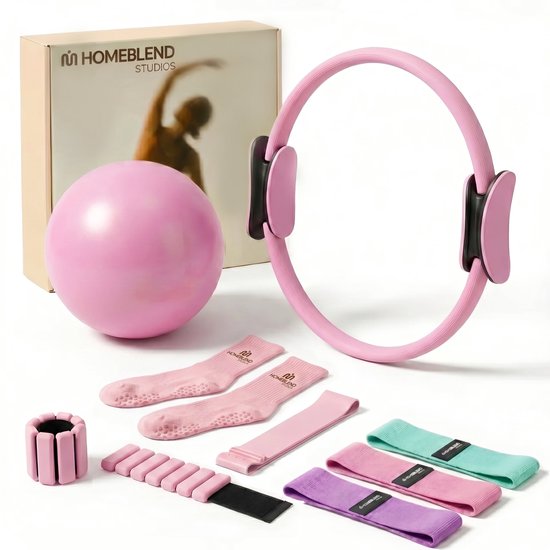 Roze pilates set: bal, ring, gewichten, sokken en weerstandsbanden.
