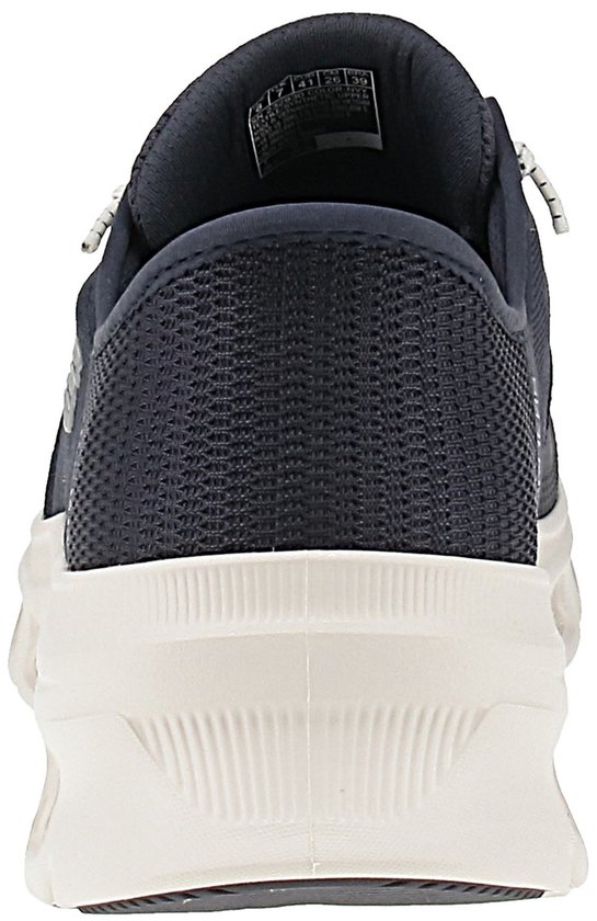 Achterkant van een donkerblauwe Skechers instapper met een beige zool en een ademende mesh bovenkant.
