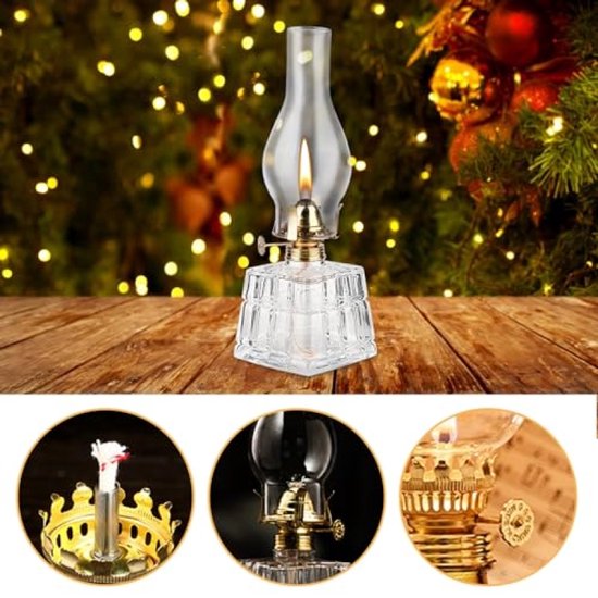 Glazen olielamp met heldere vlam op houten ondergrond, kerstboom op achtergrond.