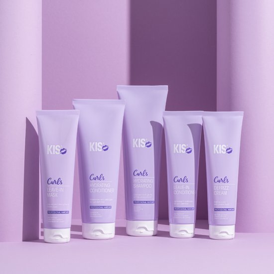 Vijf paarse tubes KIS Curls producten: Leave-in Mask, Hydrating Conditioner, Shampoo, Leave-in Conditioner, Defrizz Cream.